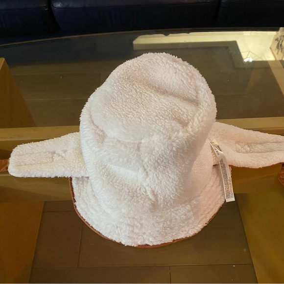 Free people’s Sherpa lined, water resistant reversible bucket hat. - Picture 6 of 7